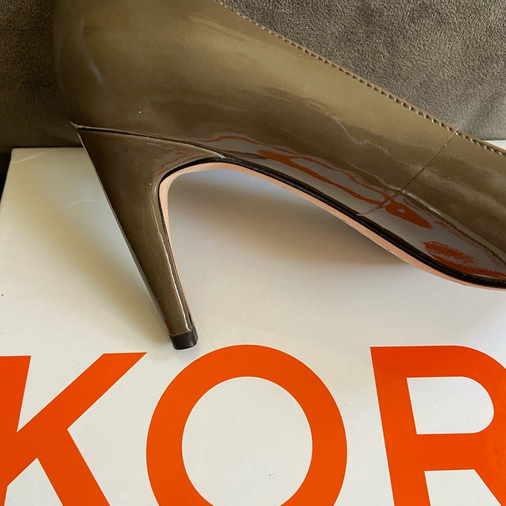 Michael Kors patent leather pump. Size 7 - Picture 10 of 10